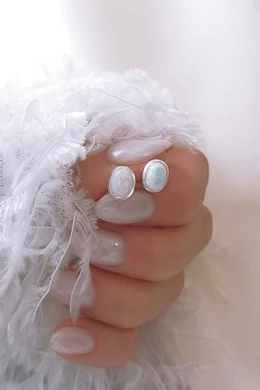 Ezüst fülbevaló opálkővel – elegáns és időtálló ragyogás