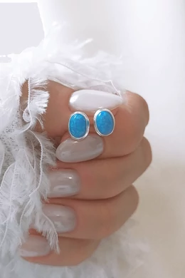 Ezüst fülbevaló kék opálkővel – elegáns és időtálló ragyogás