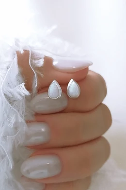 Ezüst fülbevaló csepp alakú opálkővel – elegáns ragyogás