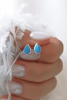 Ezüst fülbevaló kék csepp alakú opálkővel – elegáns ragyogás