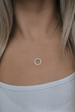 Ezüst nyaklánc kristályos kör medállal – elegáns, nőies ékszer