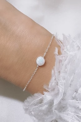 Ezüst karkötő opálkővel – elegáns és természetes fényű ékszer
