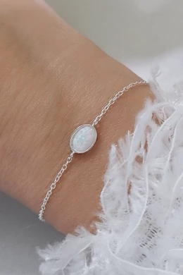 Ezüst karkötő ovális opálkővel – elegáns, természetes fényű éksze