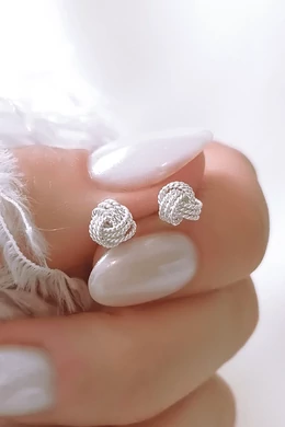 Ezüst fülbevaló csomó formával – elegáns és időtlen ékszer