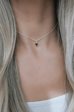 Ezüst choker nyaklánc vörös szív kristállyal – romantikus, elegáns ékszer