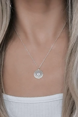Ezüst nyaklánc mandala medállal – harmonikus, elegáns ékszer
