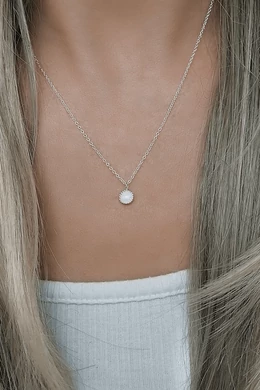 Ezüst nyaklánc fehér opálkővel – elegáns, nőies ékszer