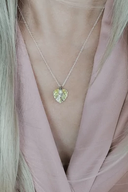 Aurora Heart – Szivárványfény kristály szív medál | Elegáns kristályos ezüst nyaklánc
