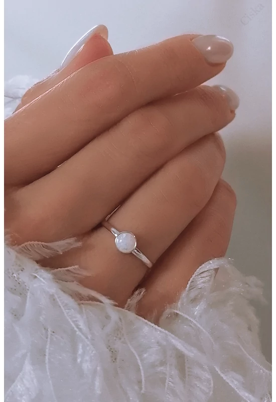 925 Sterling Ezüst Gyűrű Fehér Opállal – Egyedi Elegancia