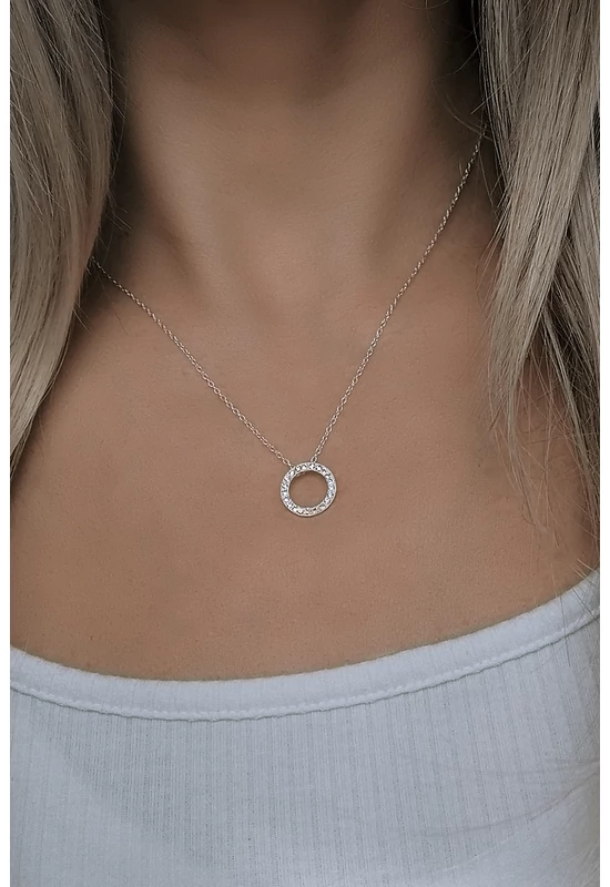 Ezüst nyaklánc kristályos kör medállal – elegáns, nőies ékszer