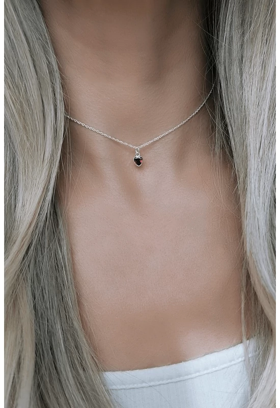 Ezüst choker nyaklánc vörös szív kristállyal – romantikus, elegáns ékszer
