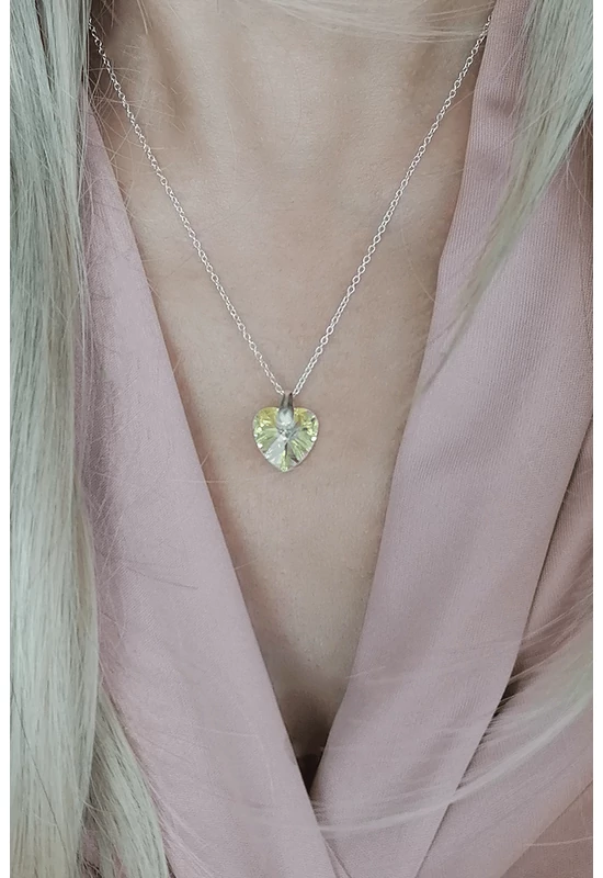 Aurora Heart – Szivárványfény kristály szív medál | Elegáns kristályos ezüst nyaklánc